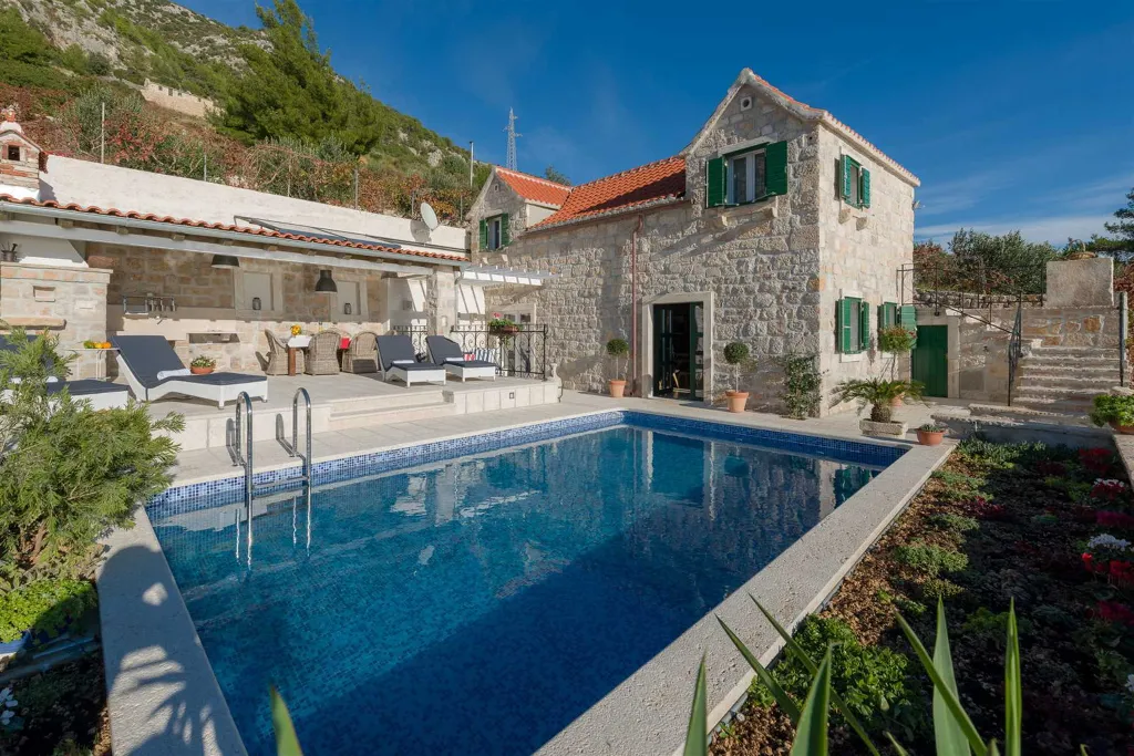 Family Villa with Pool and Sea View, Murvica