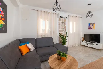 Family Villa with Pool and Sea View, Murvica