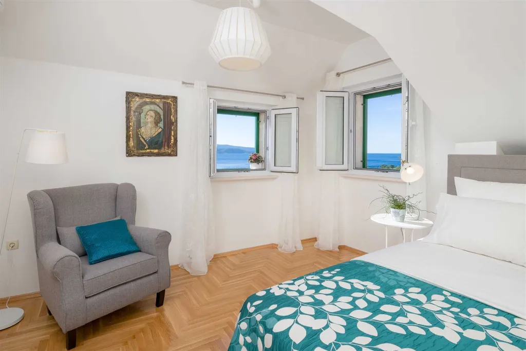 Family Villa with Pool and Sea View, Murvica