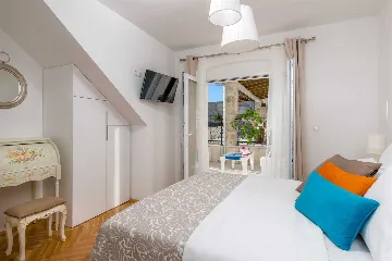 Family Villa with Pool and Sea View, Murvica