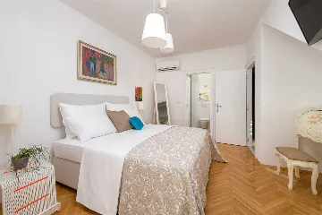 Family Villa with Pool and Sea View, Murvica