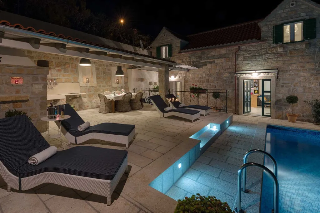 Family Villa with Pool and Sea View, Murvica