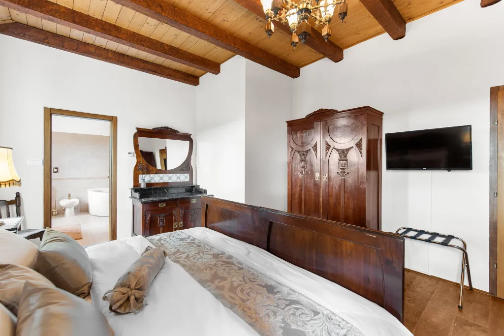 Contemporary Villa Retreat with Pool in Sovinjska Brda