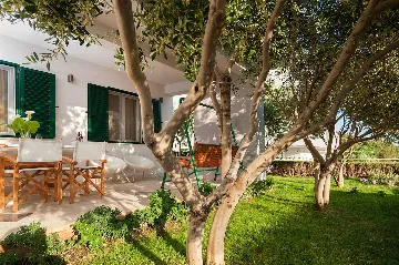 Contemporary Villa Retreat with Pool in Rogoznica