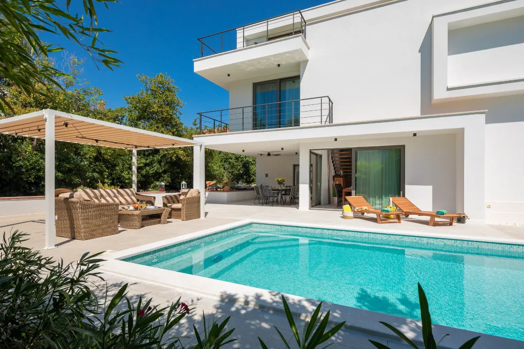 Modern Villa with Pool in Kaštel Stari
