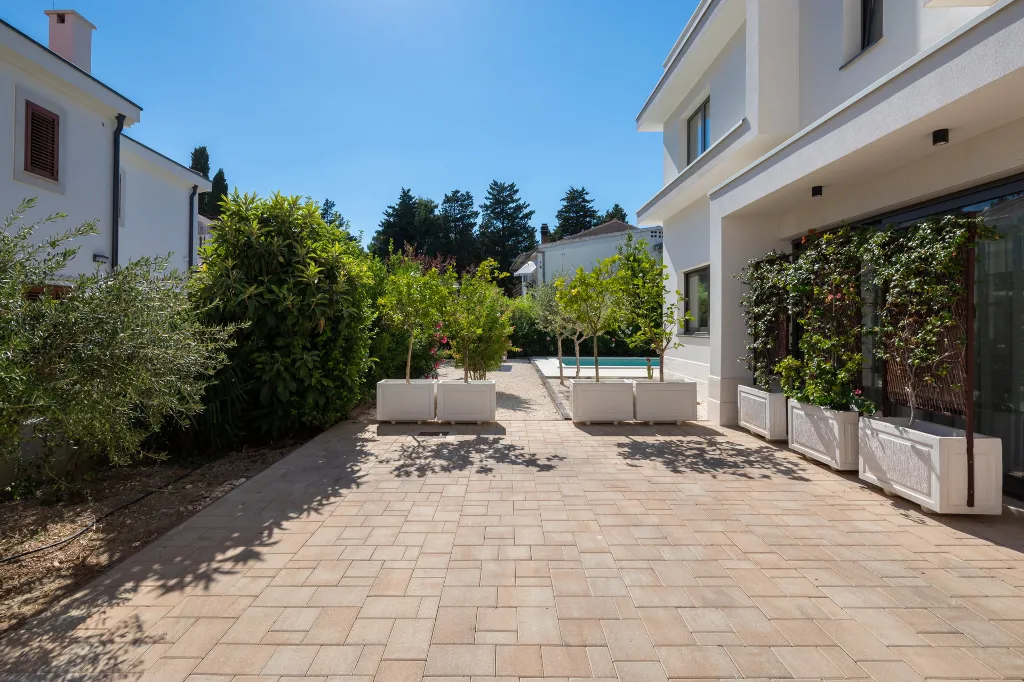 Modern Villa with Pool in Kaštel Stari