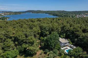 Modern Family Villa with Pool in Medulin