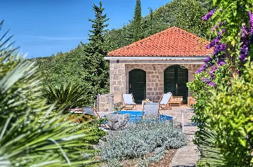 Private Pool Villa Retreat in Brsečine