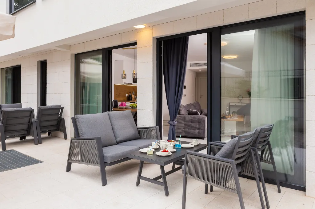 Modern Seaside Apartment with Pool in Okrug Gornji