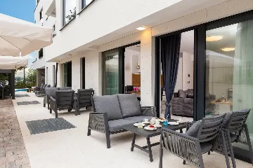 Modern Seaside Apartment with Pool in Okrug Gornji