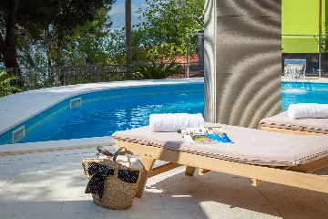 Modern Seaside Apartment with Pool in Okrug Gornji