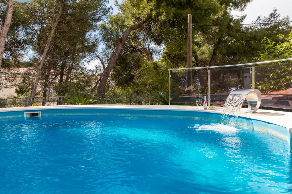 Modern Seaside Apartment with Pool in Okrug Gornji