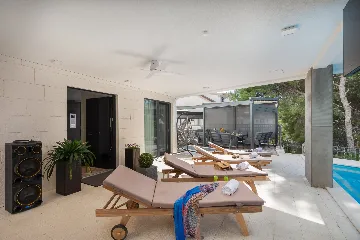 Modern Seaside Apartment with Pool in Okrug Gornji