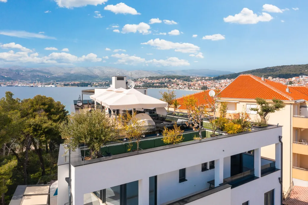Modern Seaside Apartment with Pool in Okrug Gornji