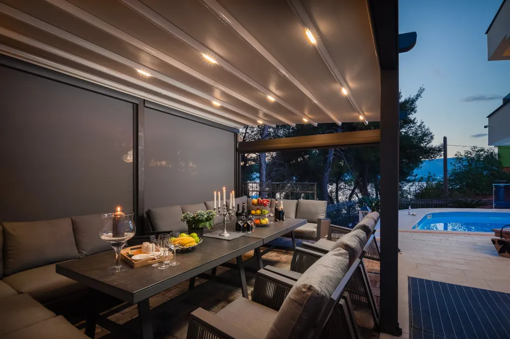 Modern Seaside Apartment with Pool in Okrug Gornji