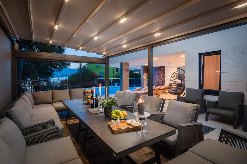Modern Seaside Apartment with Pool in Okrug Gornji