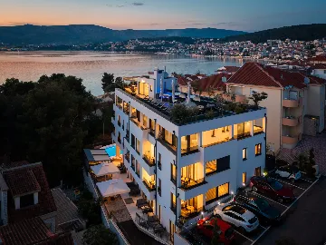 Modern Seaside Apartment with Pool in Okrug Gornji