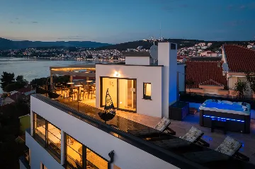 Modern Seaside Apartment with Pool in Okrug Gornji