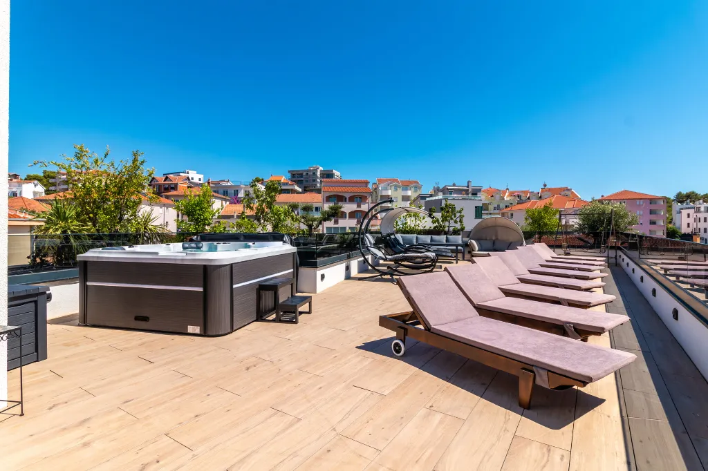 Modern Seaside Apartment with Pool in Okrug Gornji