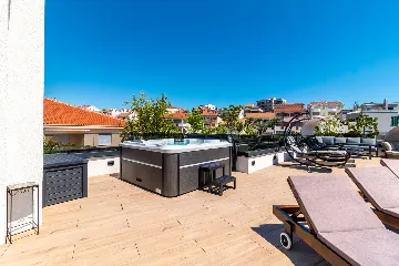 Modern Seaside Apartment with Pool in Okrug Gornji