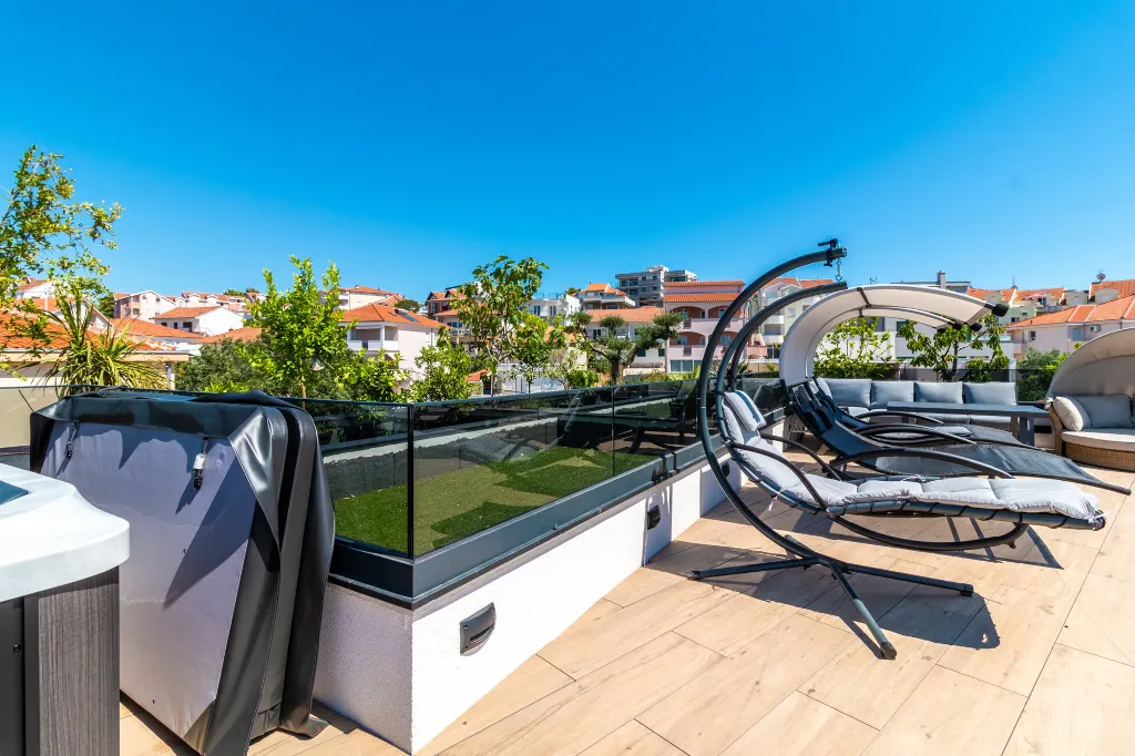 Modern Seaside Apartment with Pool in Okrug Gornji