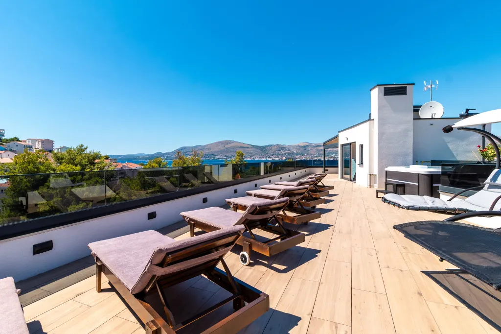Modern Seaside Apartment with Pool in Okrug Gornji