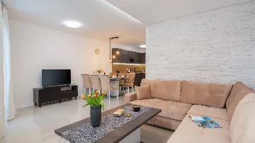 Modern Seaside Apartment with Pool in Okrug Gornji