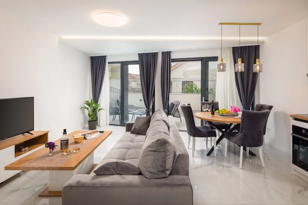 Modern Seaside Apartment with Pool in Okrug Gornji