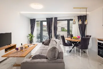 Modern Seaside Apartment with Pool in Okrug Gornji