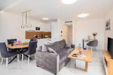 Modern Seaside Apartment with Pool in Okrug Gornji