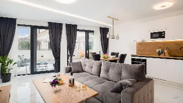 Modern Seaside Apartment with Pool in Okrug Gornji