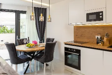 Modern Seaside Apartment with Pool in Okrug Gornji