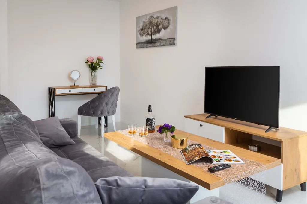 Modern Seaside Apartment with Pool in Okrug Gornji