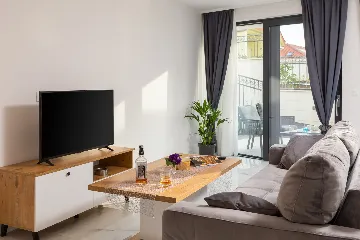 Modern Seaside Apartment with Pool in Okrug Gornji