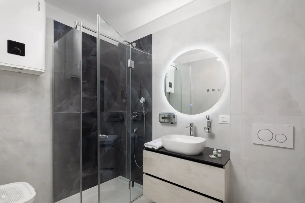 Modern Seaside Apartment with Pool in Okrug Gornji