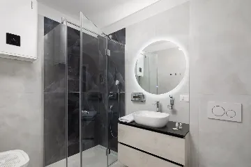 Modern Seaside Apartment with Pool in Okrug Gornji