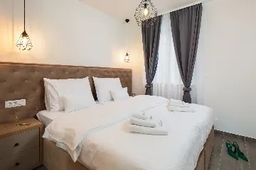 Modern Seaside Apartment with Pool in Okrug Gornji