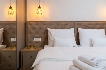 Modern Seaside Apartment with Pool in Okrug Gornji