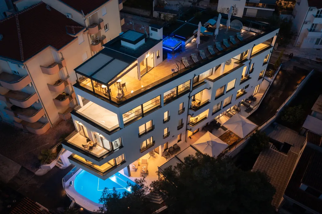 Modern Seaside Apartment with Pool in Okrug Gornji