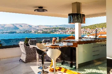 Penthouse Apartment with Shared Pool in Okrug Gornji