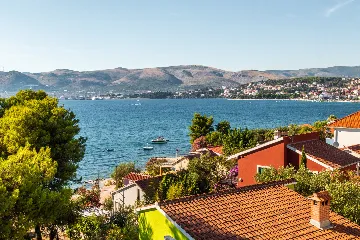 Penthouse Apartment with Shared Pool in Okrug Gornji