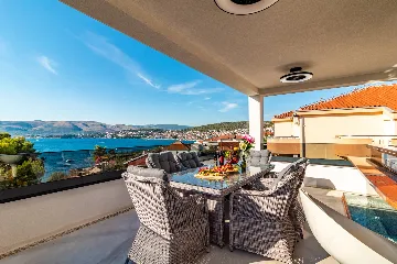 Penthouse Apartment with Shared Pool in Okrug Gornji