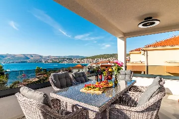 Penthouse Apartment with Shared Pool in Okrug Gornji