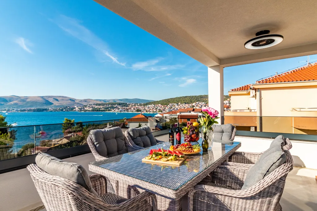 Penthouse Apartment with Shared Pool in Okrug Gornji