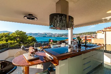 Penthouse Apartment with Shared Pool in Okrug Gornji