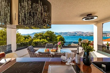 Penthouse Apartment with Shared Pool in Okrug Gornji