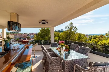 Penthouse Apartment with Shared Pool in Okrug Gornji