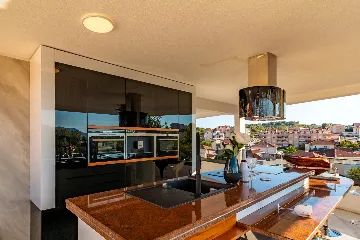 Penthouse Apartment with Shared Pool in Okrug Gornji