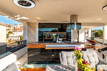 Penthouse Apartment with Shared Pool in Okrug Gornji