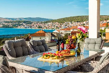 Penthouse Apartment with Shared Pool in Okrug Gornji